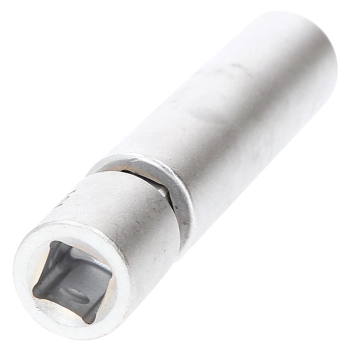 Eine silberne Zündkerzen-Nuss, die diagonal vor weißem Hintergrund liegt. Sie hat einen quadratischen Antrieb.